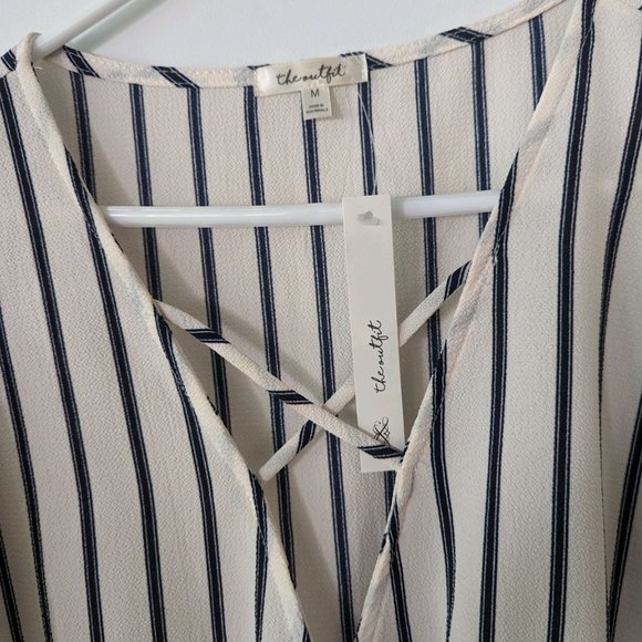 NWT The Outfit Cross Front Navy Striped Short Sleeve Top Size Medium - Picture 3 of 3
